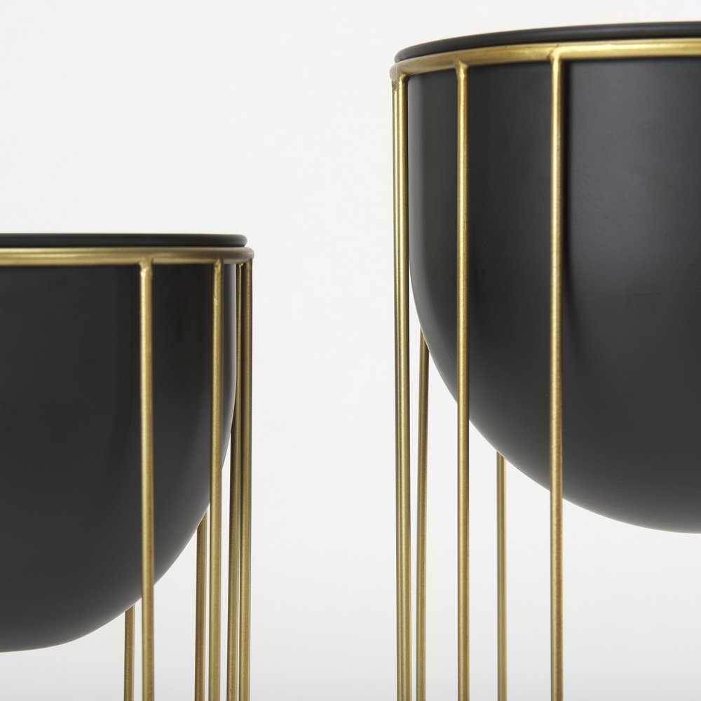 Set of Two Black Metal 20 Ounce Round Pot Planters